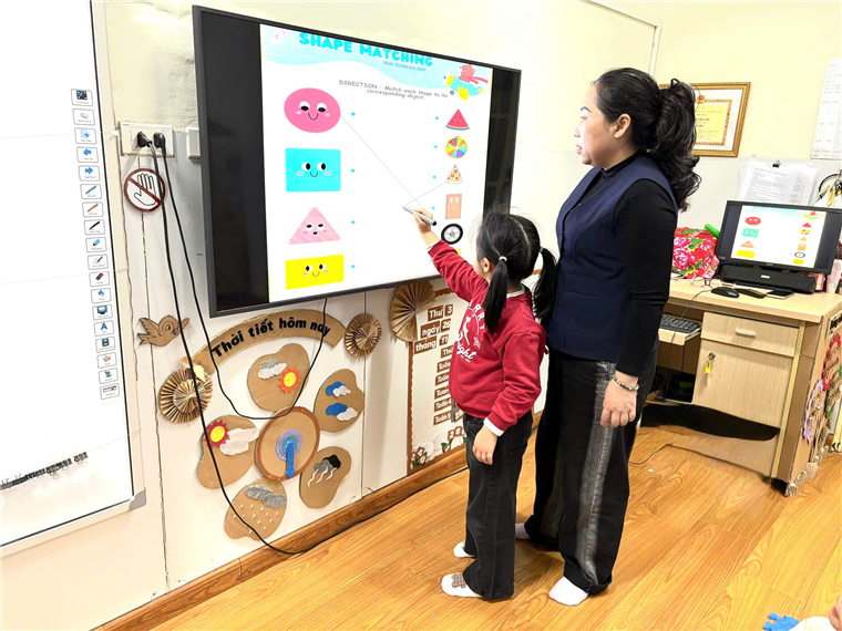 Ảnh có chứa văn bản, trang phục, trong nhà, giày dép

Mô tả được tạo tự động