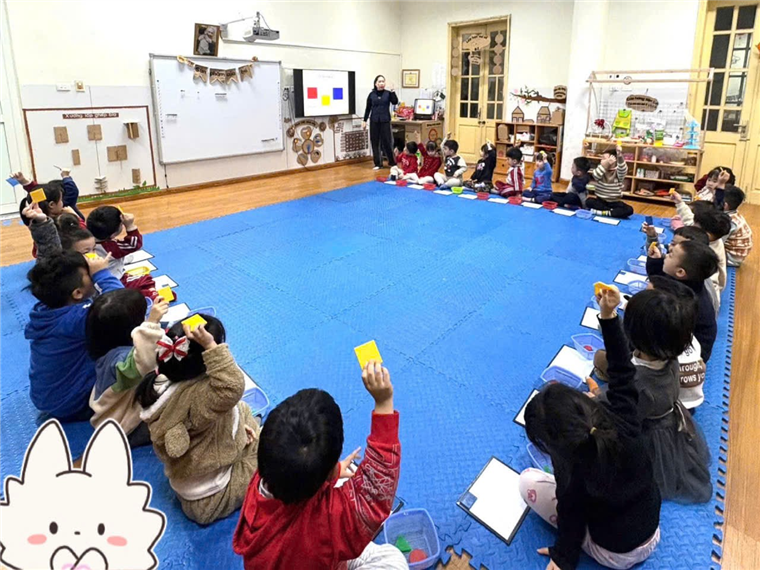 Ảnh có chứa trong nhà, trang phục, người, cậu bé

Mô tả được tạo tự động