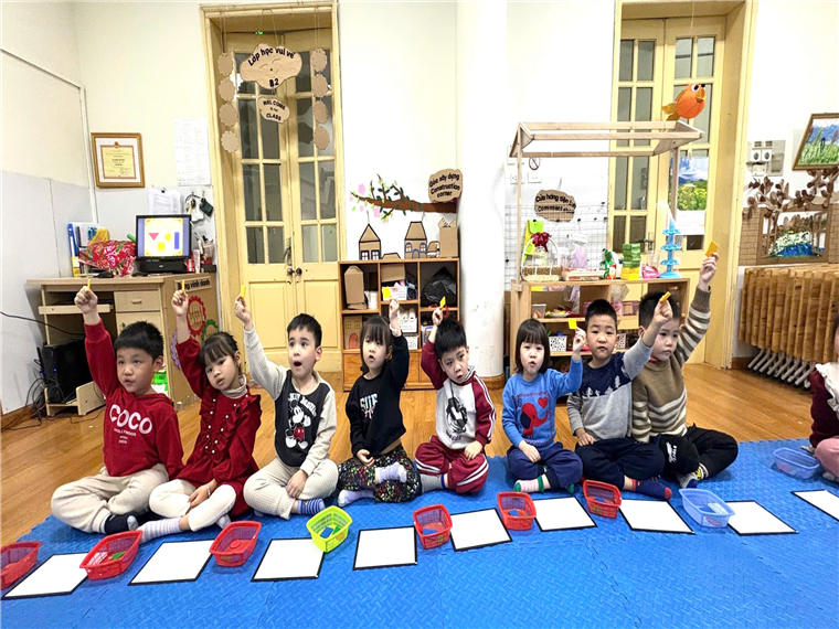 Ảnh có chứa trong nhà, tường, cậu bé, trang phục

Mô tả được tạo tự động