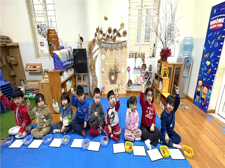 Ảnh có chứa trong nhà, trang phục, cậu bé, đồ chơi

Mô tả được tạo tự động