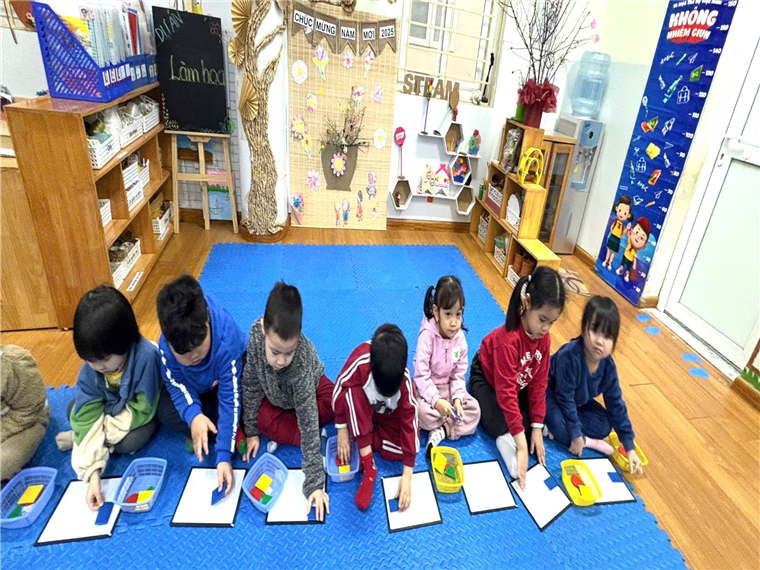 Ảnh có chứa trang phục, trong nhà, cậu bé, trường học

Mô tả được tạo tự động