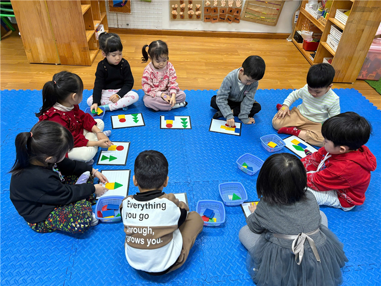 Ảnh có chứa trang phục, cậu bé, trẻ tập đi, trong nhà

Mô tả được tạo tự động