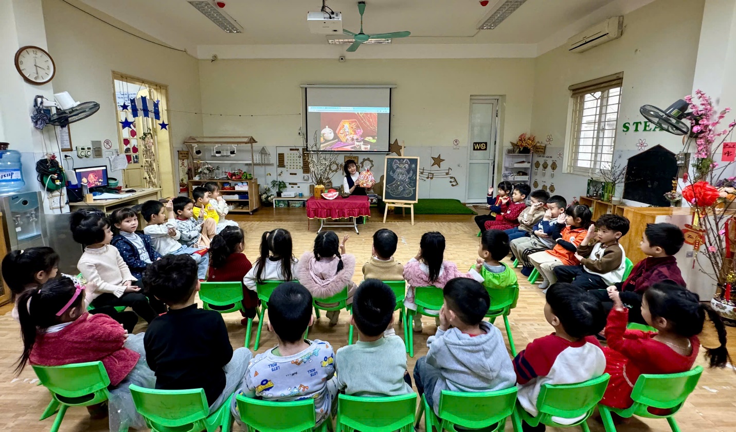 Ảnh có chứa trang phục, người, trong nhà, giày dép

Mô tả được tạo tự động