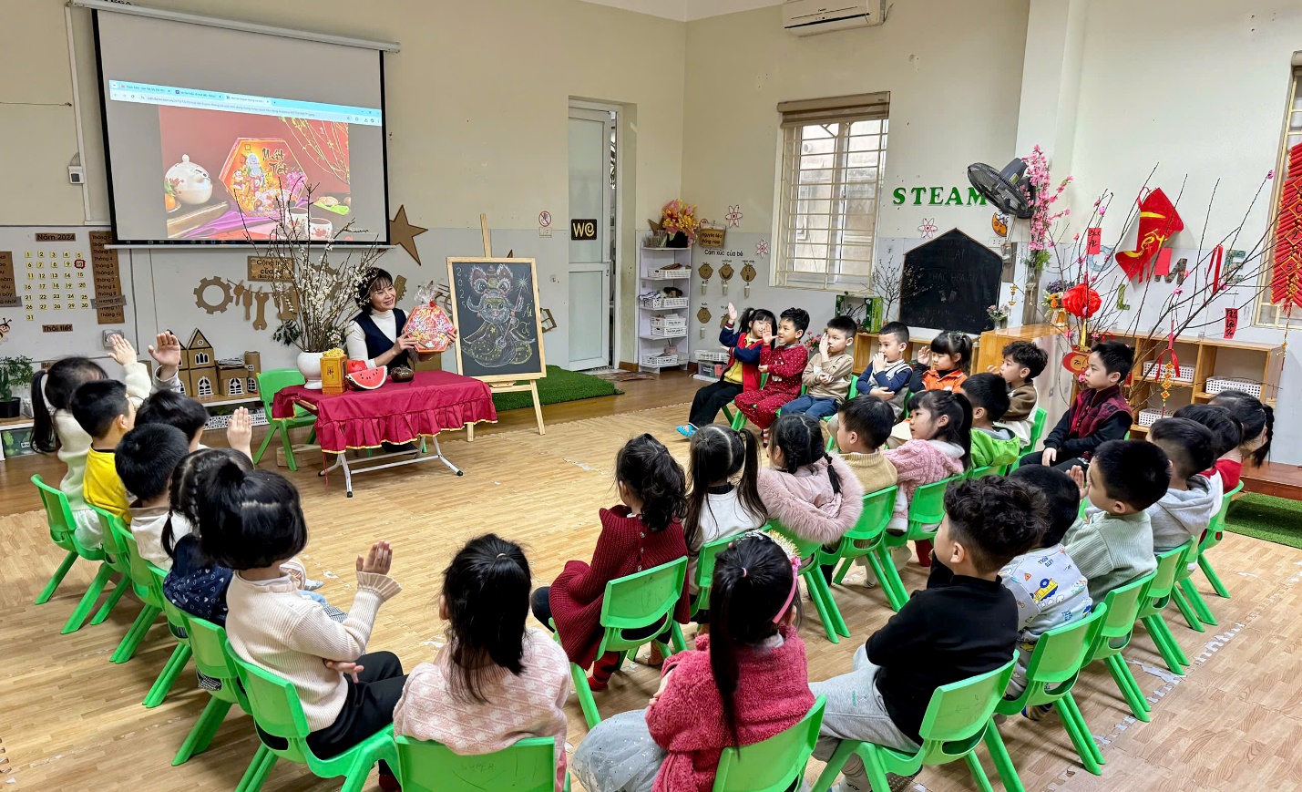 Ảnh có chứa trong nhà, trang phục, người, trường học

Mô tả được tạo tự động