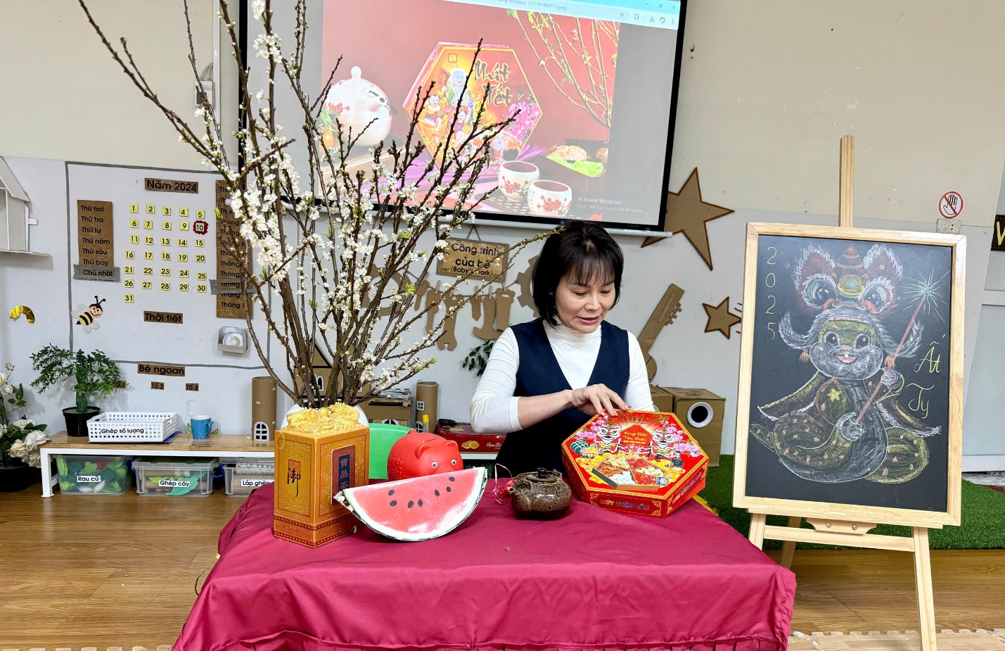 Ảnh có chứa trong nhà, tường, bàn, trang phục

Mô tả được tạo tự động