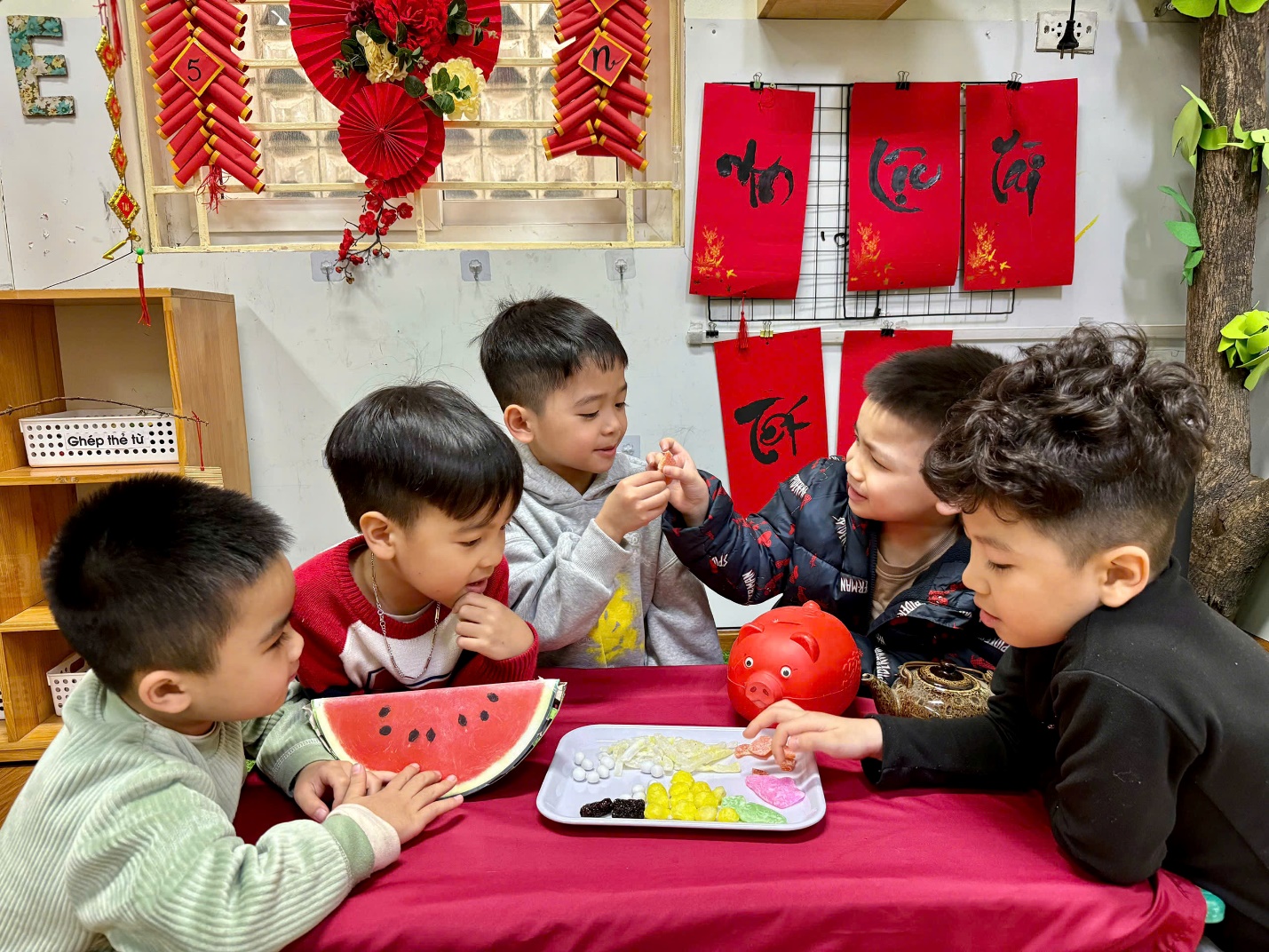 Ảnh có chứa trang phục, người, Mặt người, trong nhà

Mô tả được tạo tự động