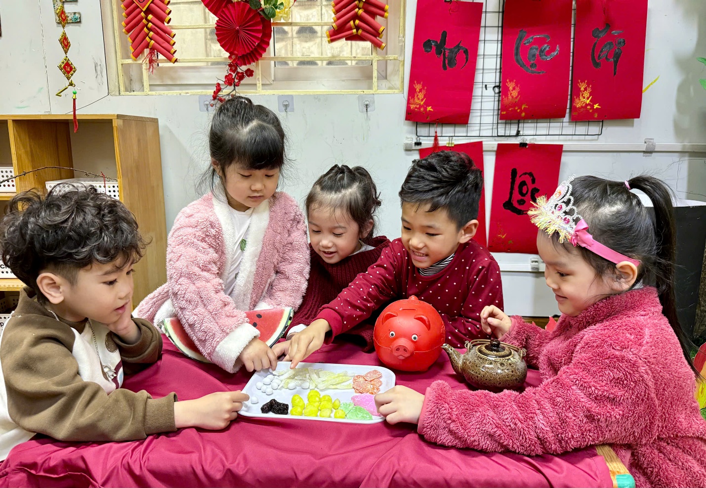 Ảnh có chứa trang phục, người, Mặt người, trong nhà

Mô tả được tạo tự động