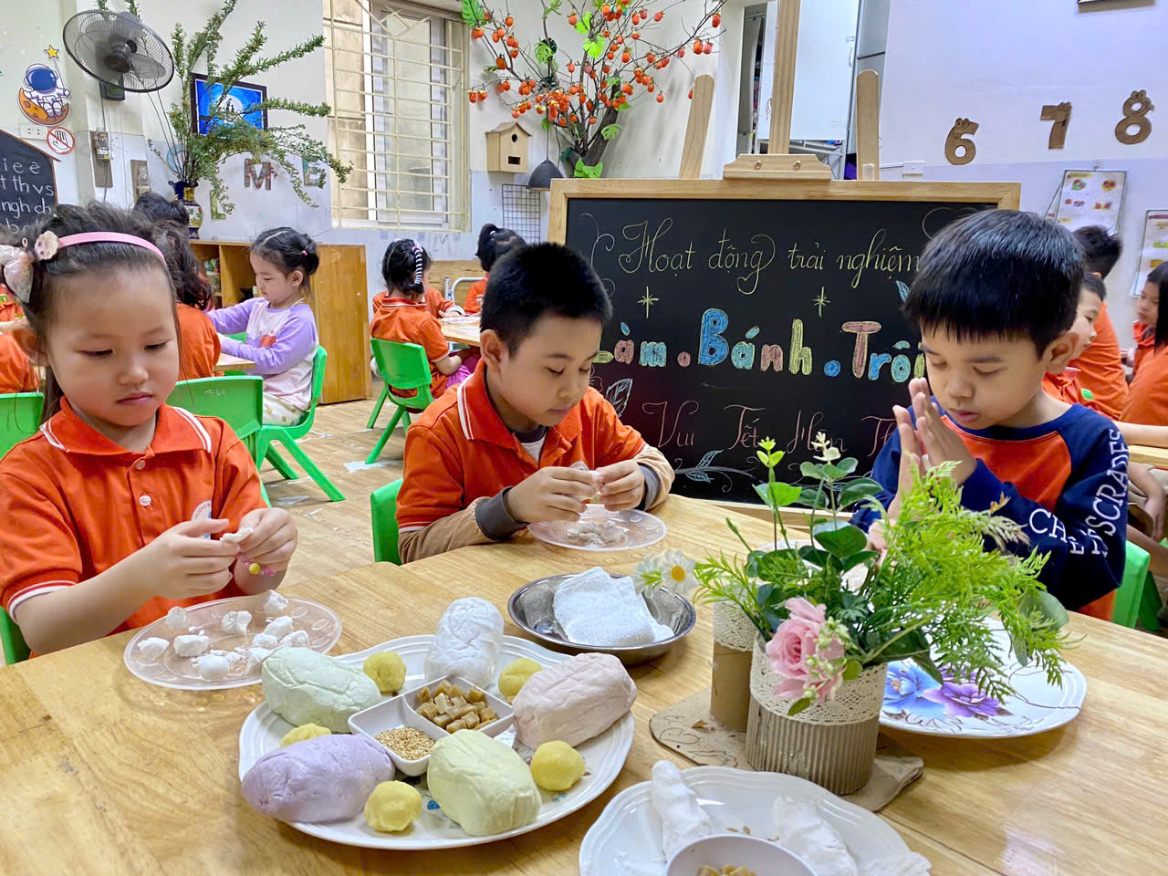 Ảnh có chứa người, trang phục, Mặt người, trẻ tập đi

Mô tả được tạo tự động