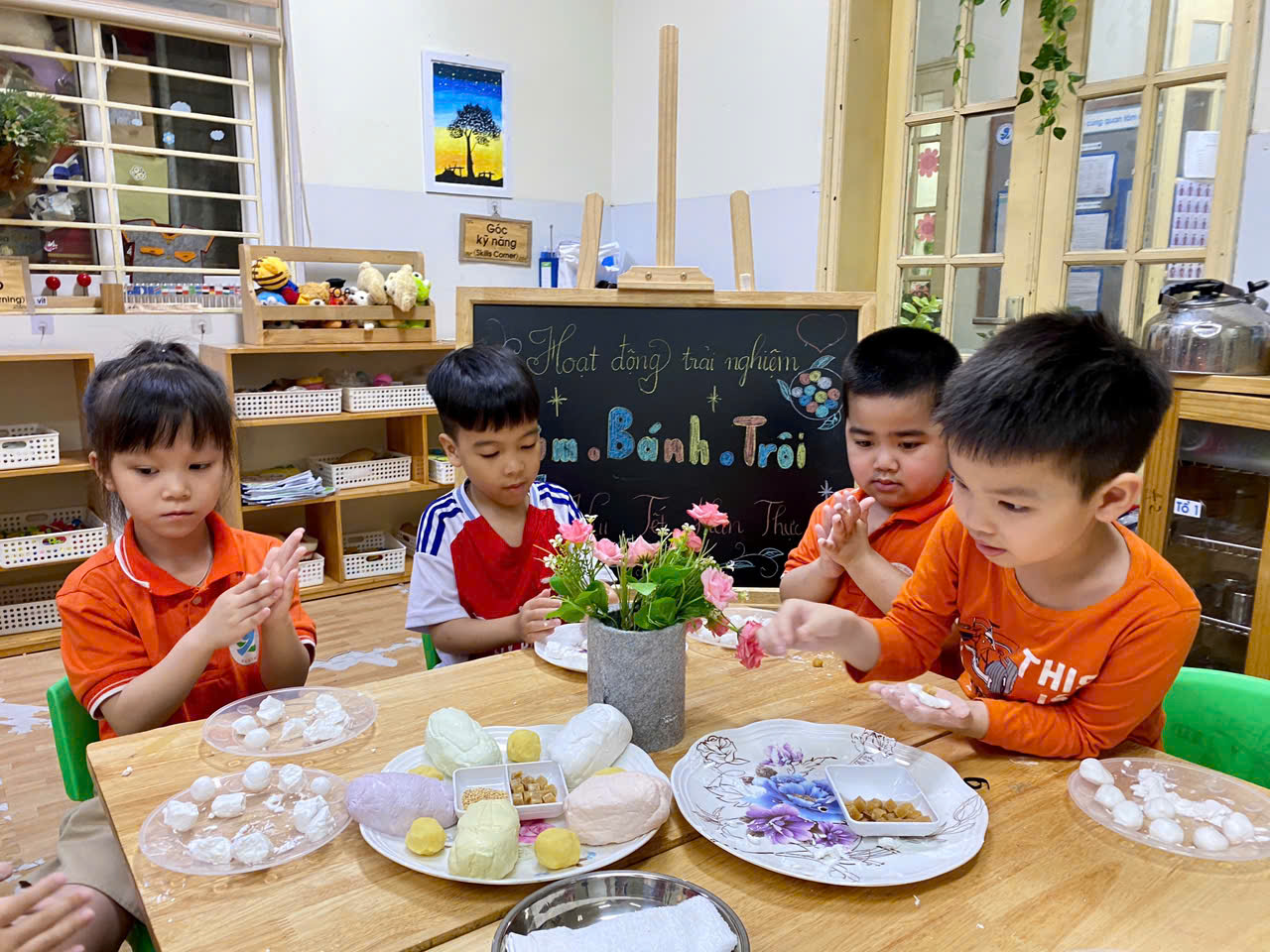 Ảnh có chứa người, trang phục, trong nhà, Mặt người

Mô tả được tạo tự động