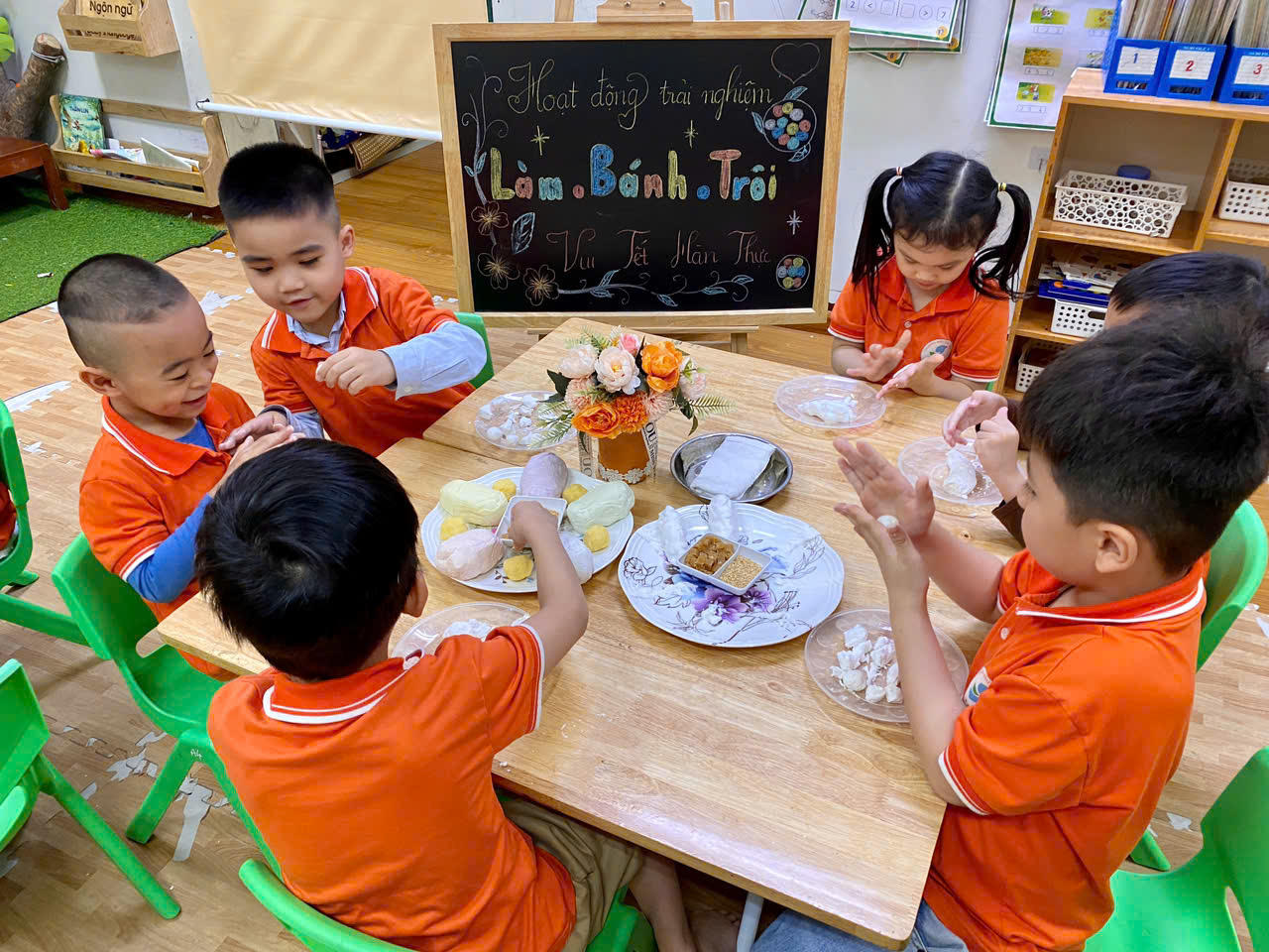 Ảnh có chứa trang phục, người, trẻ tập đi, trong nhà

Mô tả được tạo tự động