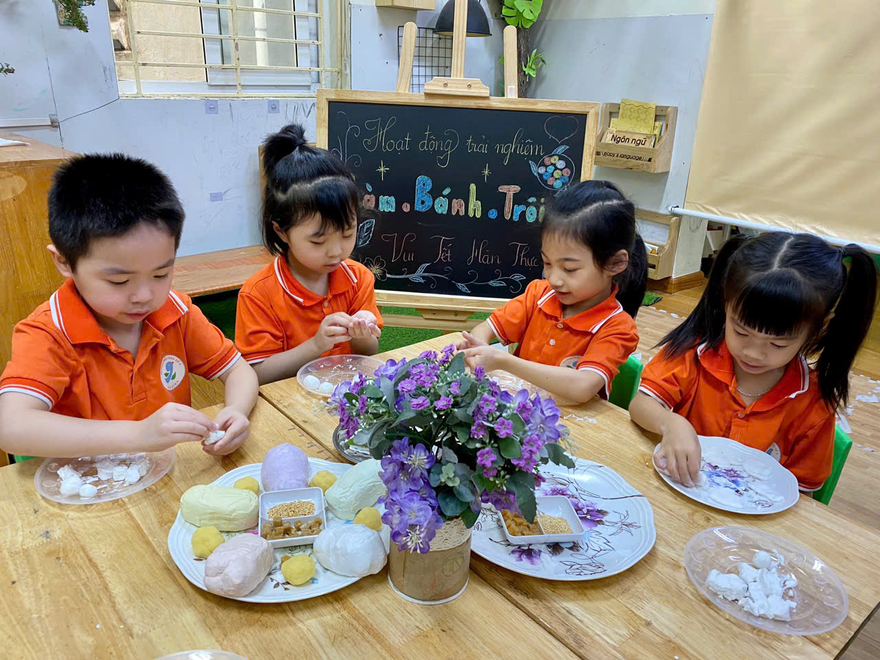 Ảnh có chứa trang phục, người, trẻ tập đi, trong nhà

Mô tả được tạo tự động