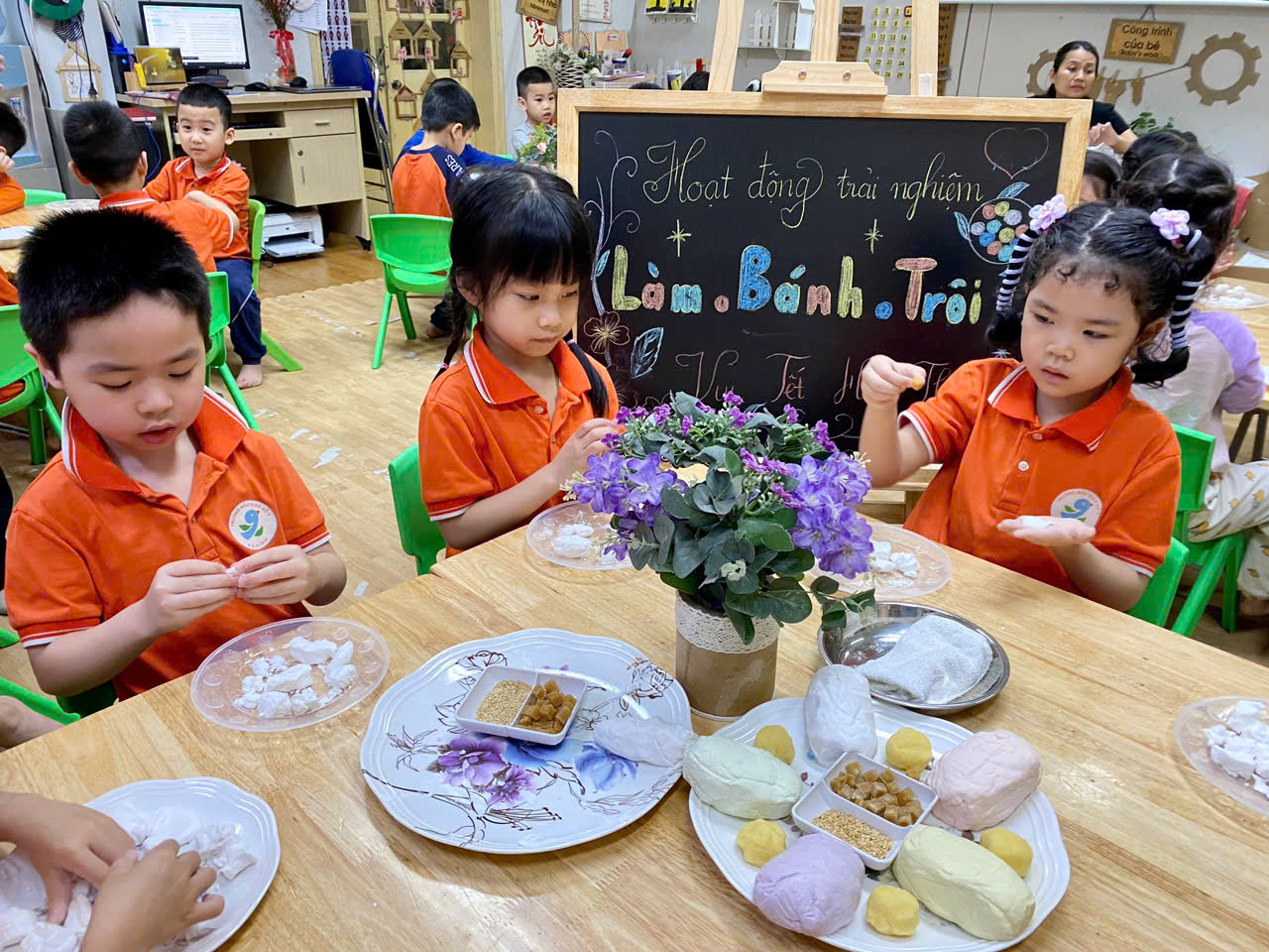 Ảnh có chứa trang phục, người, trẻ tập đi, cậu bé

Mô tả được tạo tự động