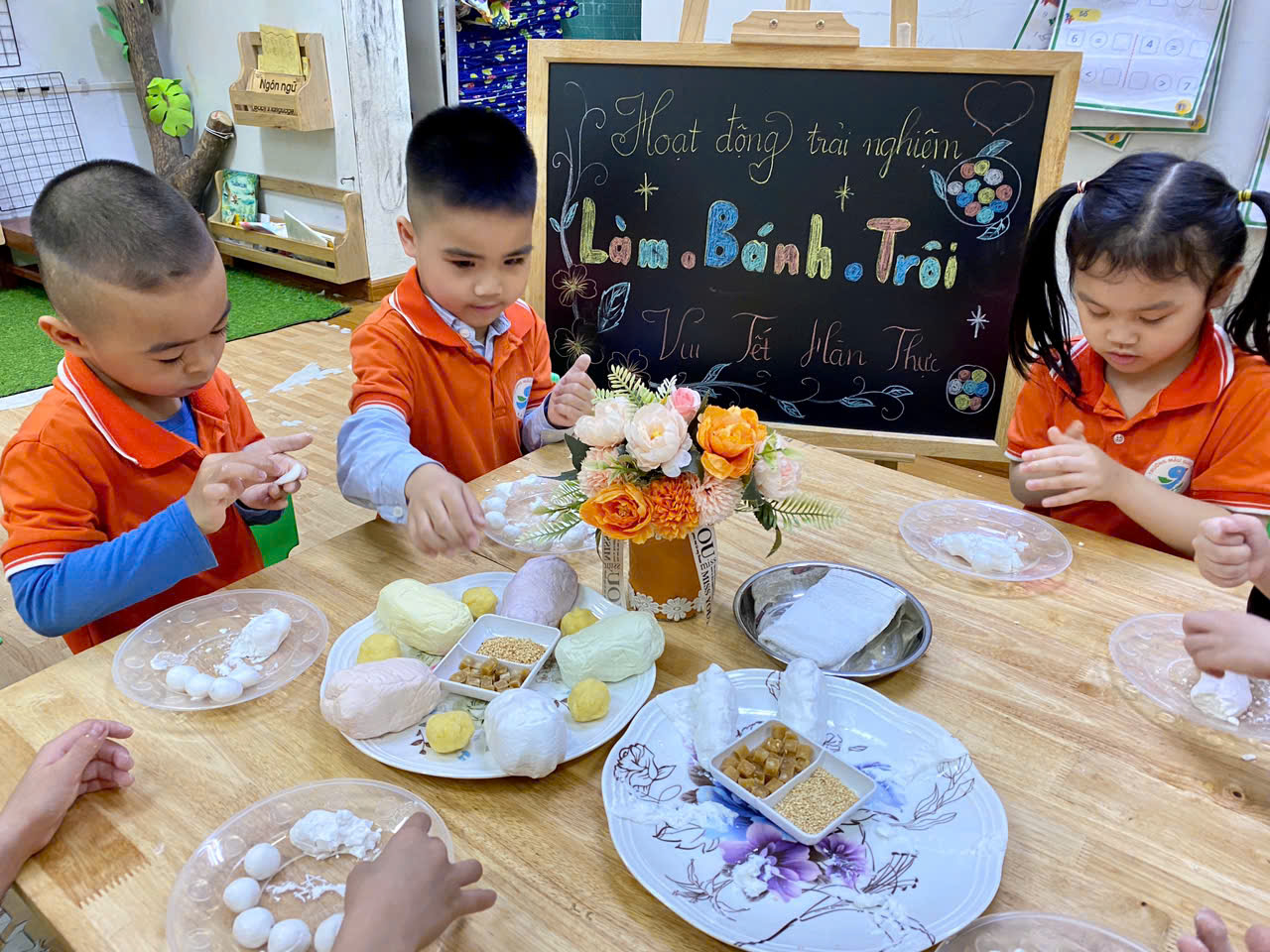 Ảnh có chứa người, trang phục, trẻ tập đi, Mặt người

Mô tả được tạo tự động