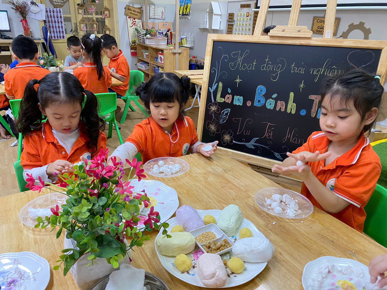 Ảnh có chứa người, trang phục, hoa, bàn

Mô tả được tạo tự động