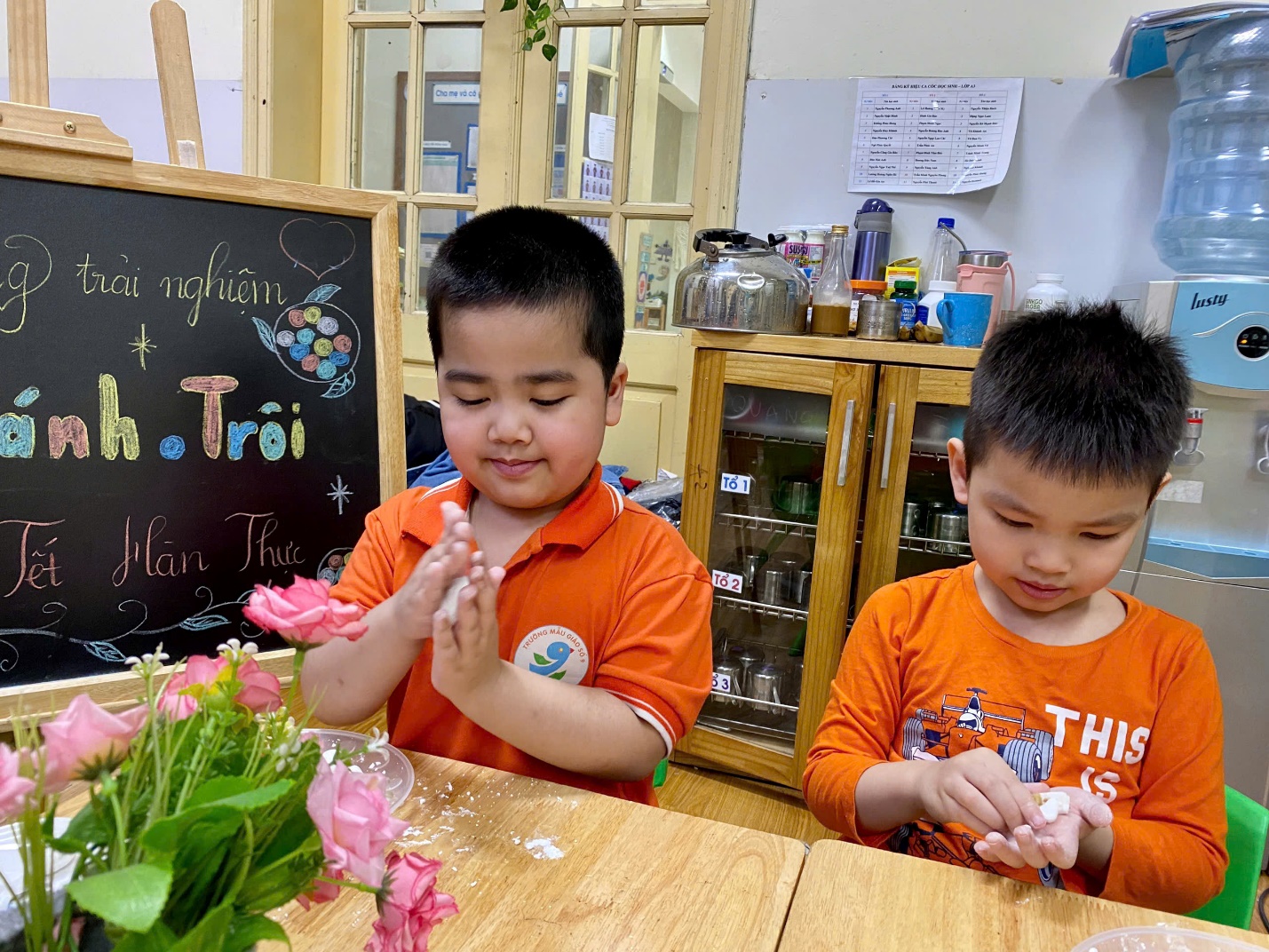 Ảnh có chứa người, Mặt người, trẻ tập đi, trang phục

Mô tả được tạo tự động