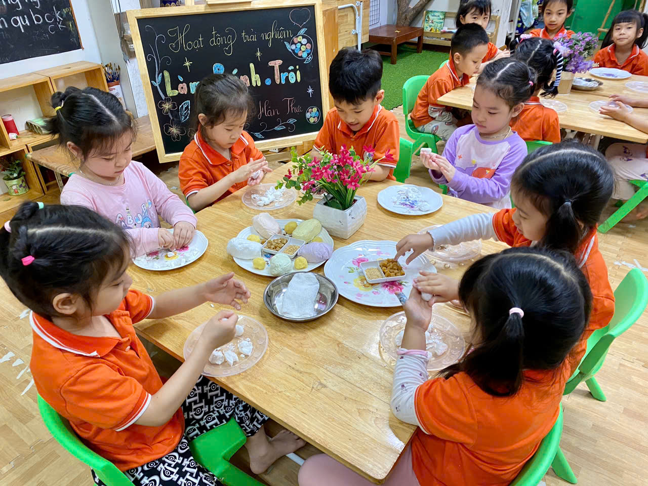 Ảnh có chứa trẻ tập đi, trang phục, trong nhà, người

Mô tả được tạo tự động