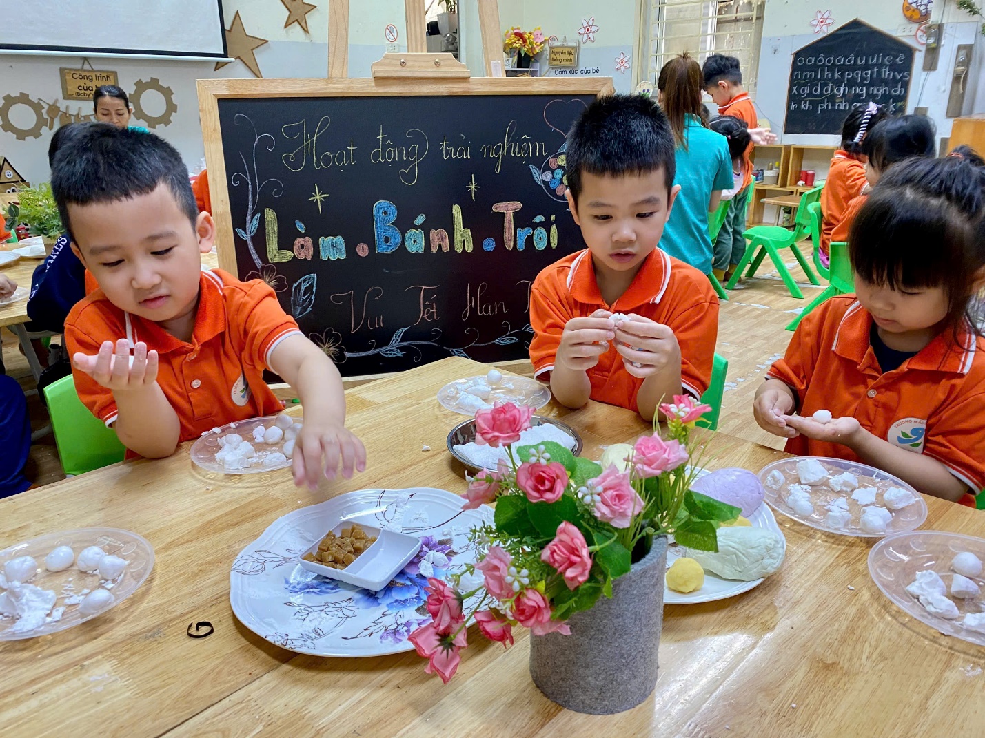 Ảnh có chứa trang phục, người, trẻ tập đi, Mặt người

Mô tả được tạo tự động