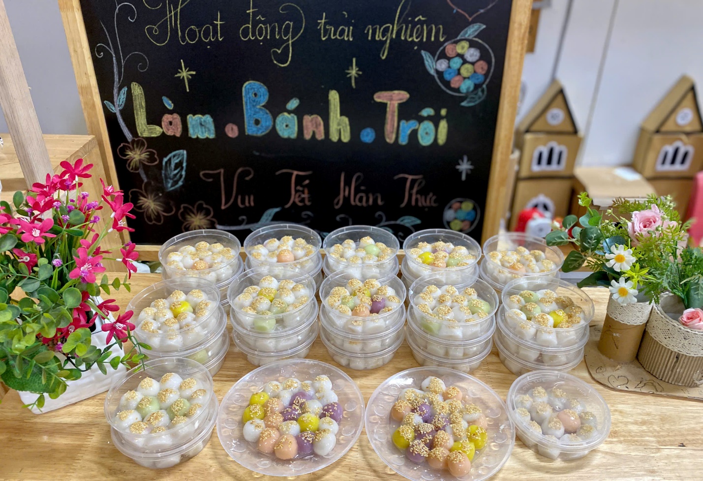 Ảnh có chứa trong nhà, Thiết kế hoa cỏ, bánh sinh nhật, bàn

Mô tả được tạo tự động