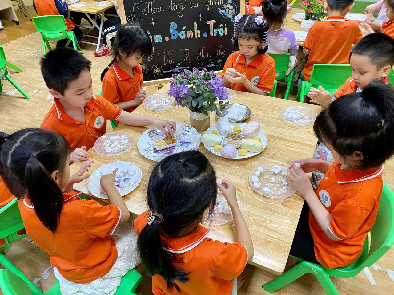 Ảnh có chứa trang phục, bàn, cậu bé, trẻ tập đi

Mô tả được tạo tự động