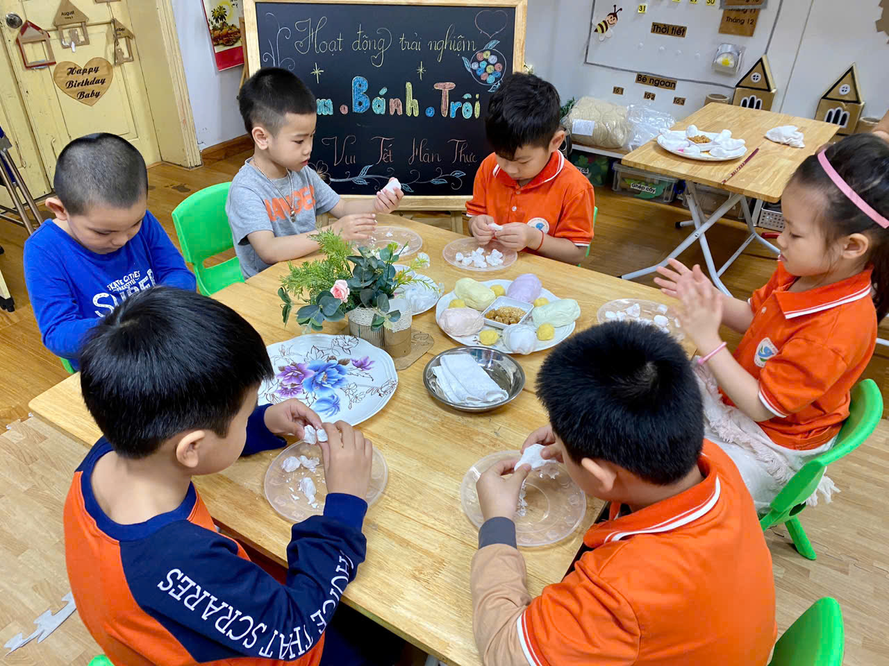 Ảnh có chứa trang phục, người, trong nhà, trẻ tập đi

Mô tả được tạo tự động