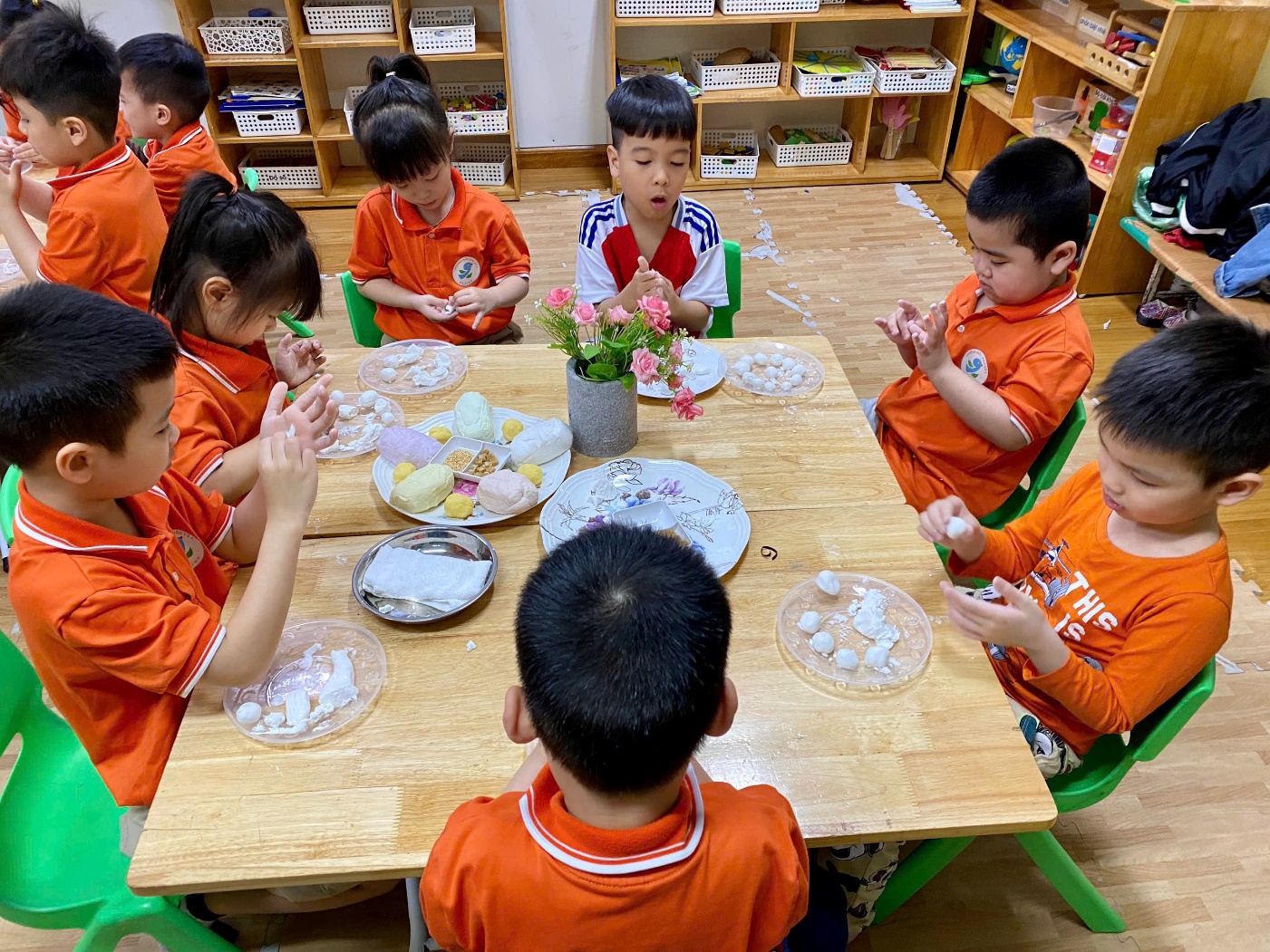 Ảnh có chứa trang phục, người, bàn, trong nhà

Mô tả được tạo tự động