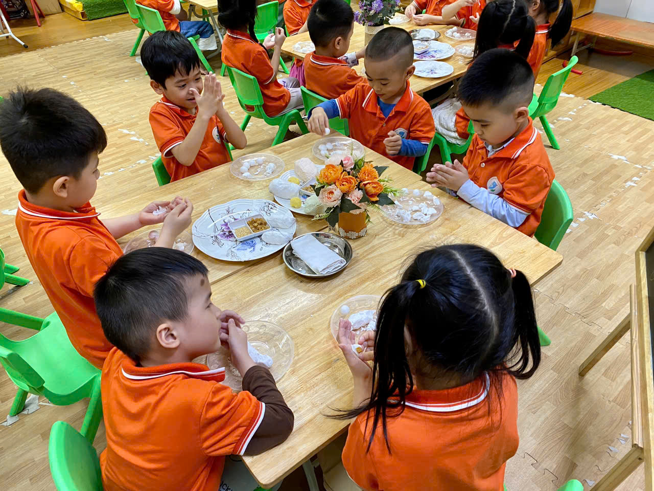 Ảnh có chứa trang phục, cậu bé, bàn, trẻ tập đi

Mô tả được tạo tự động