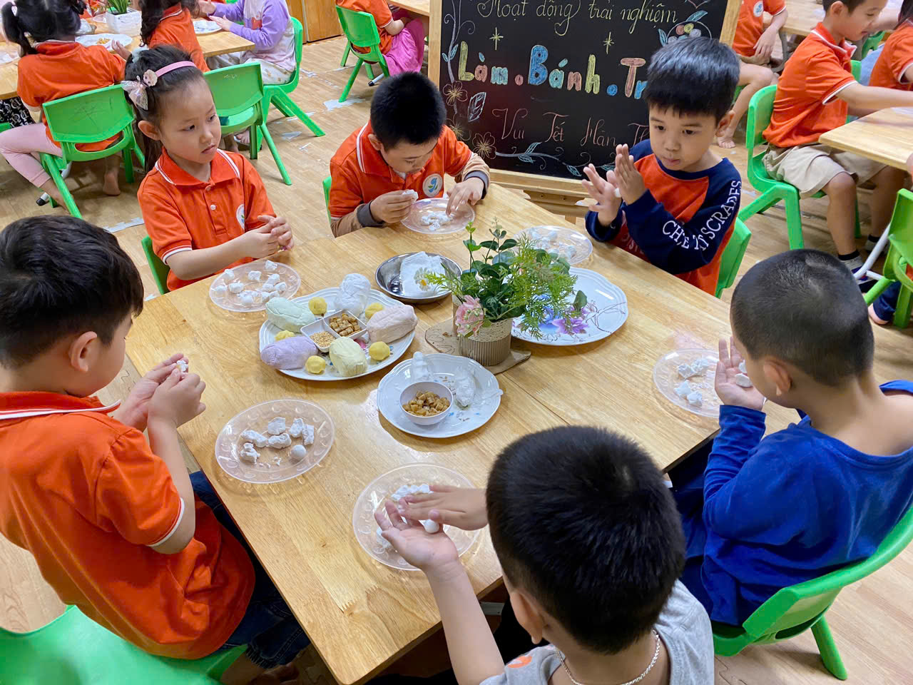 Ảnh có chứa trang phục, người, bàn, trẻ tập đi

Mô tả được tạo tự động