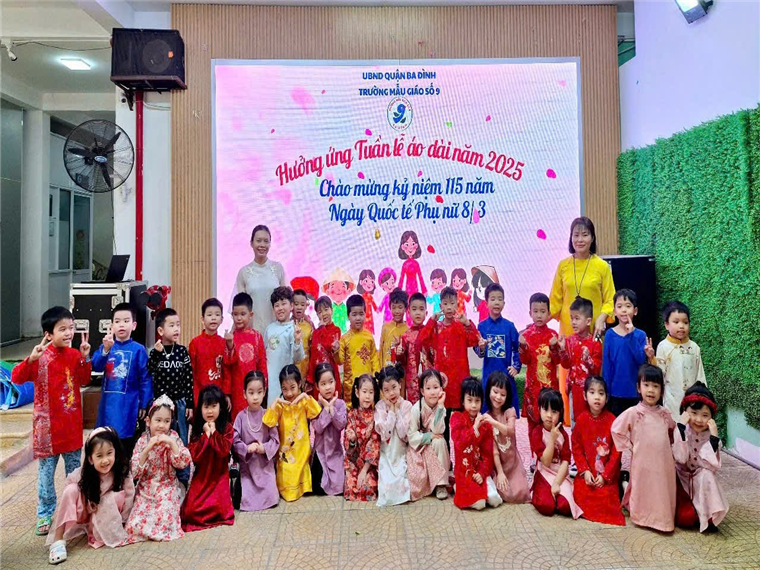 Ảnh có chứa trang phục, người, nhóm, tường

Mô tả được tạo tự động