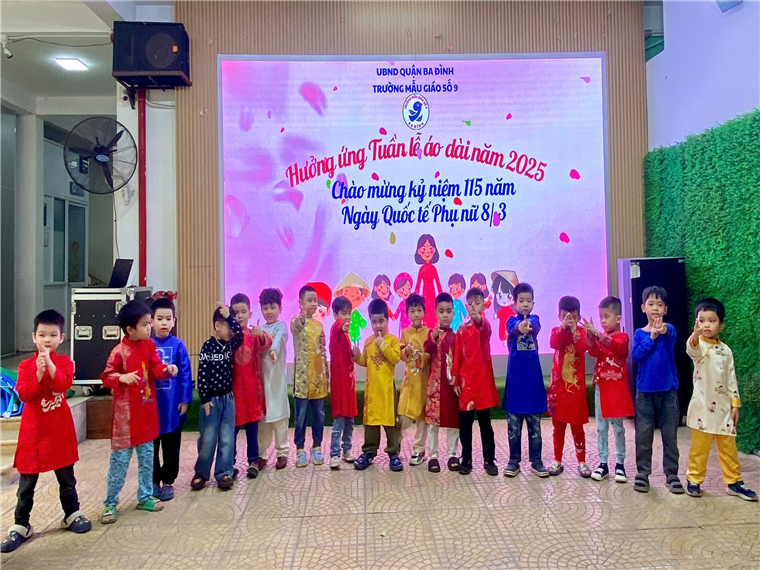 Ảnh có chứa trang phục, người, văn bản, giày dép

Mô tả được tạo tự động