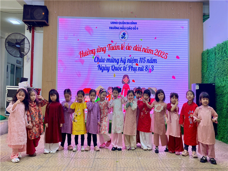 Ảnh có chứa trang phục, người, nhóm, văn bản

Mô tả được tạo tự động