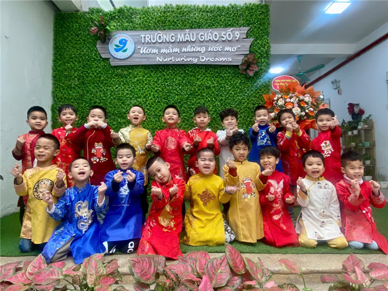 Ảnh có chứa cười, trang phục, người, Mặt người

Mô tả được tạo tự động