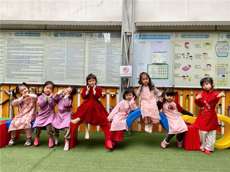 Ảnh có chứa người, trang phục, giày dép, cỏ

Mô tả được tạo tự động