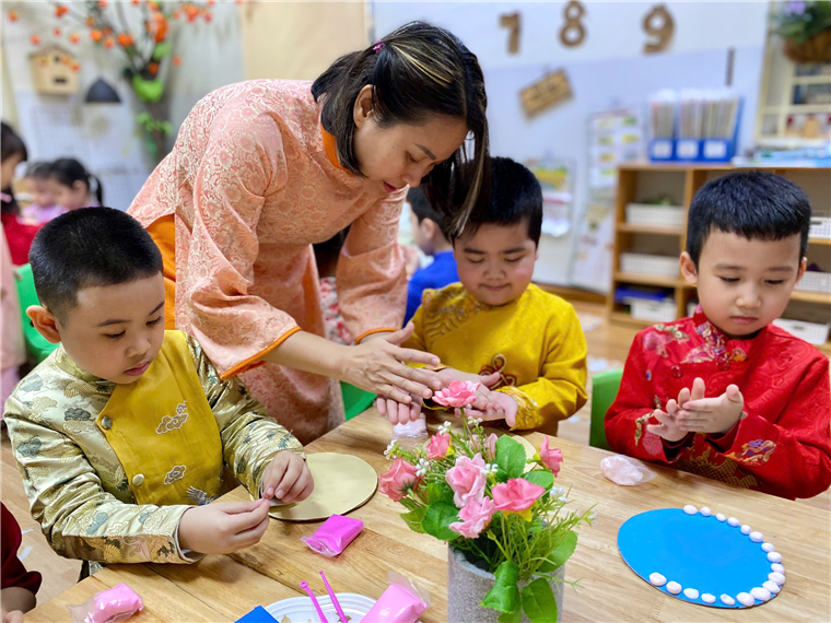 Ảnh có chứa trang phục, Mặt người, người, cậu bé

Mô tả được tạo tự động