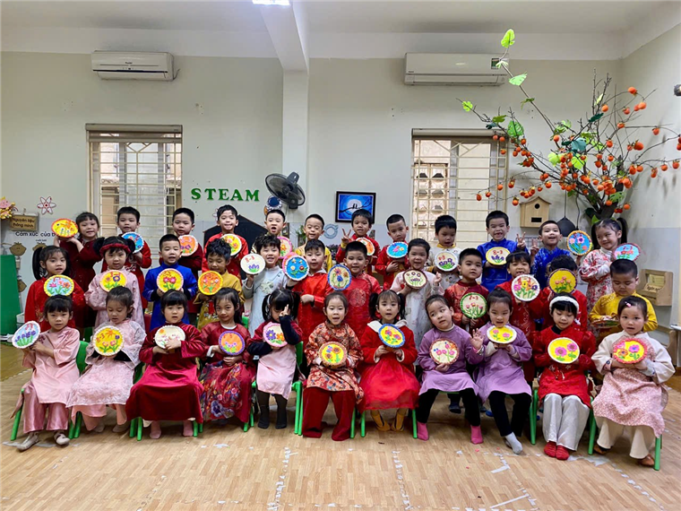 Ảnh có chứa trang phục, trong nhà, người, tường

Mô tả được tạo tự động