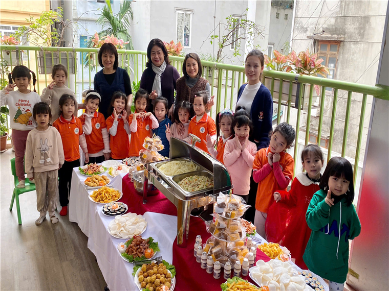 Ảnh có chứa trang phục, người, hoa, nhóm

Mô tả được tạo tự động