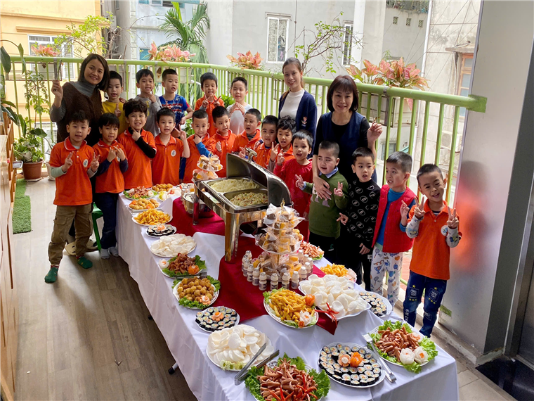 Ảnh có chứa trang phục, người, trong nhà, thực phẩm

Mô tả được tạo tự động