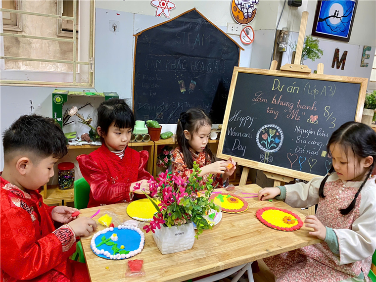 Ảnh có chứa trang phục, người, trẻ tập đi, trong nhà

Mô tả được tạo tự động