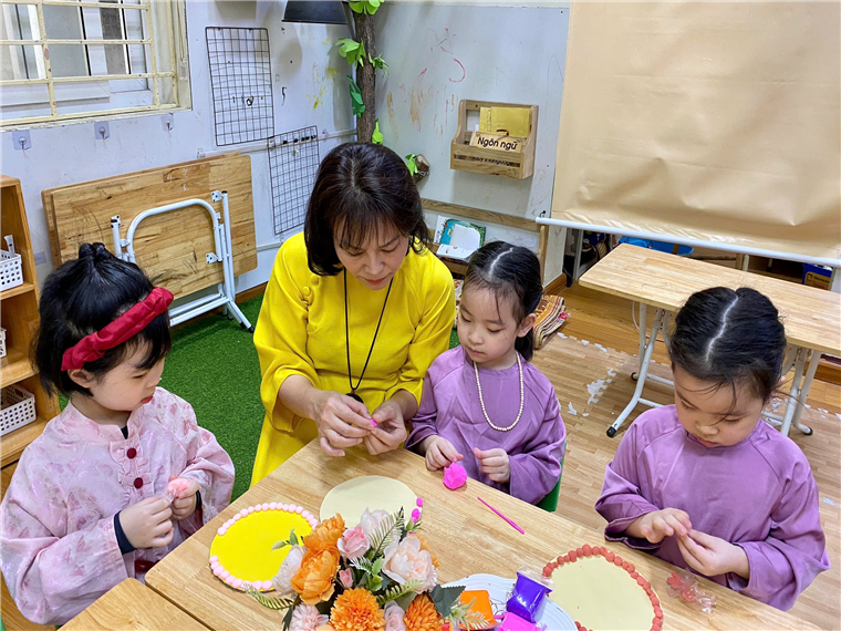 Ảnh có chứa trang phục, người, bàn, trẻ tập đi

Mô tả được tạo tự động