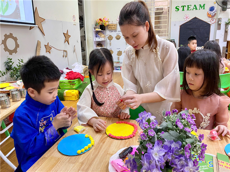 Ảnh có chứa trang phục, người, Mặt người, cậu bé

Mô tả được tạo tự động