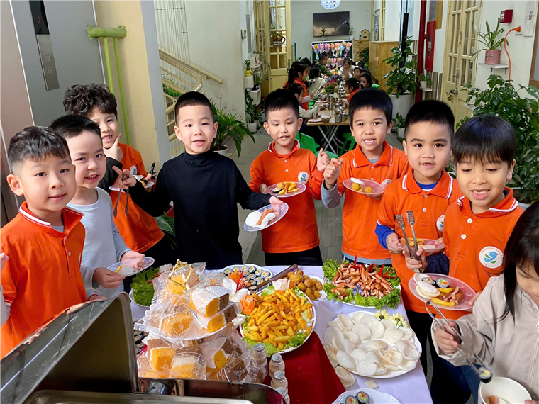 Ảnh có chứa người, trang phục, Mặt người, trong nhà

Mô tả được tạo tự động