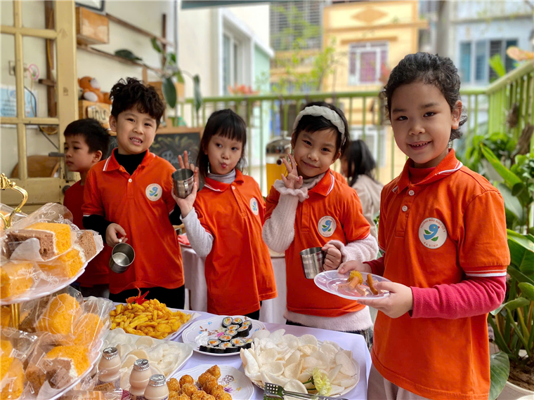 Ảnh có chứa người, trang phục, Đồ ăn nhanh, bữa ăn

Mô tả được tạo tự động