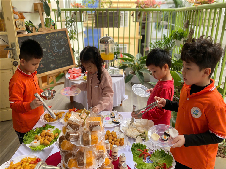 Ảnh có chứa người, trang phục, thực phẩm, bàn

Mô tả được tạo tự động