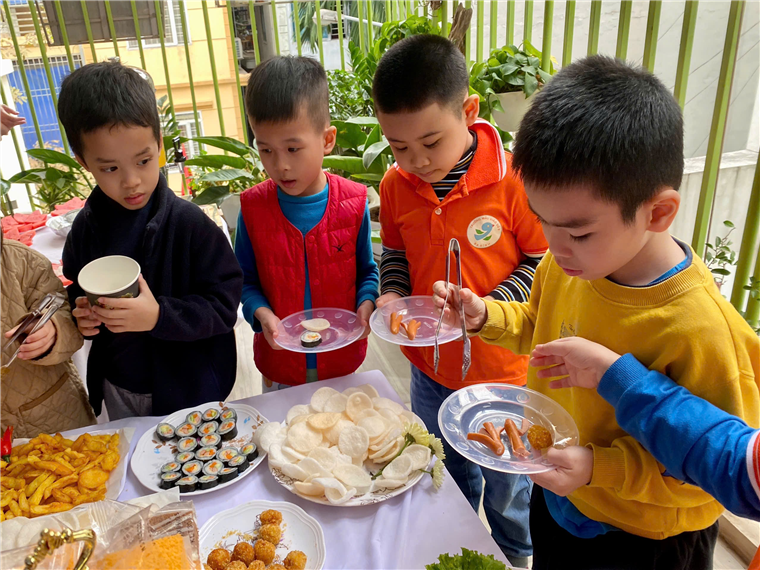 Ảnh có chứa người, trang phục, thực phẩm, bàn

Mô tả được tạo tự động