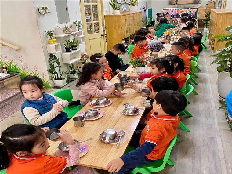 Ảnh có chứa trang phục, trong nhà, cậu bé, trẻ tập đi

Mô tả được tạo tự động