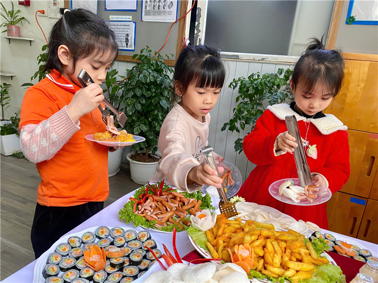 Ảnh có chứa trang phục, người, thực phẩm, bữa ăn

Mô tả được tạo tự động