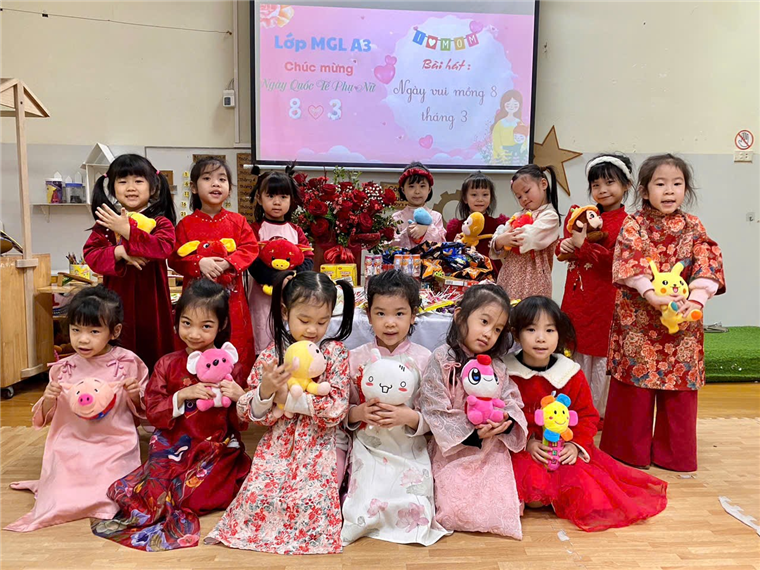 Ảnh có chứa trang phục, trong nhà, người, trẻ tập đi

Mô tả được tạo tự động