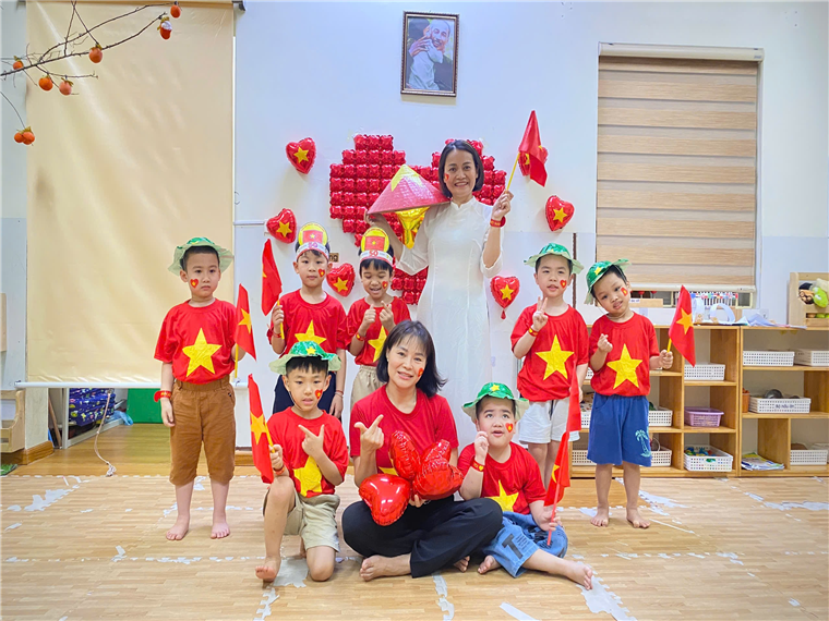 Ảnh có chứa trang phục, người, trong nhà, Khiêu vũ

Mô tả được tạo tự động