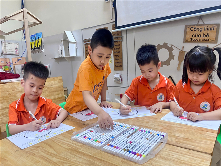 Ảnh có chứa trang phục, Mặt người, Tác phẩm nghệ thuật của trẻ con, người

Mô tả được tạo tự động