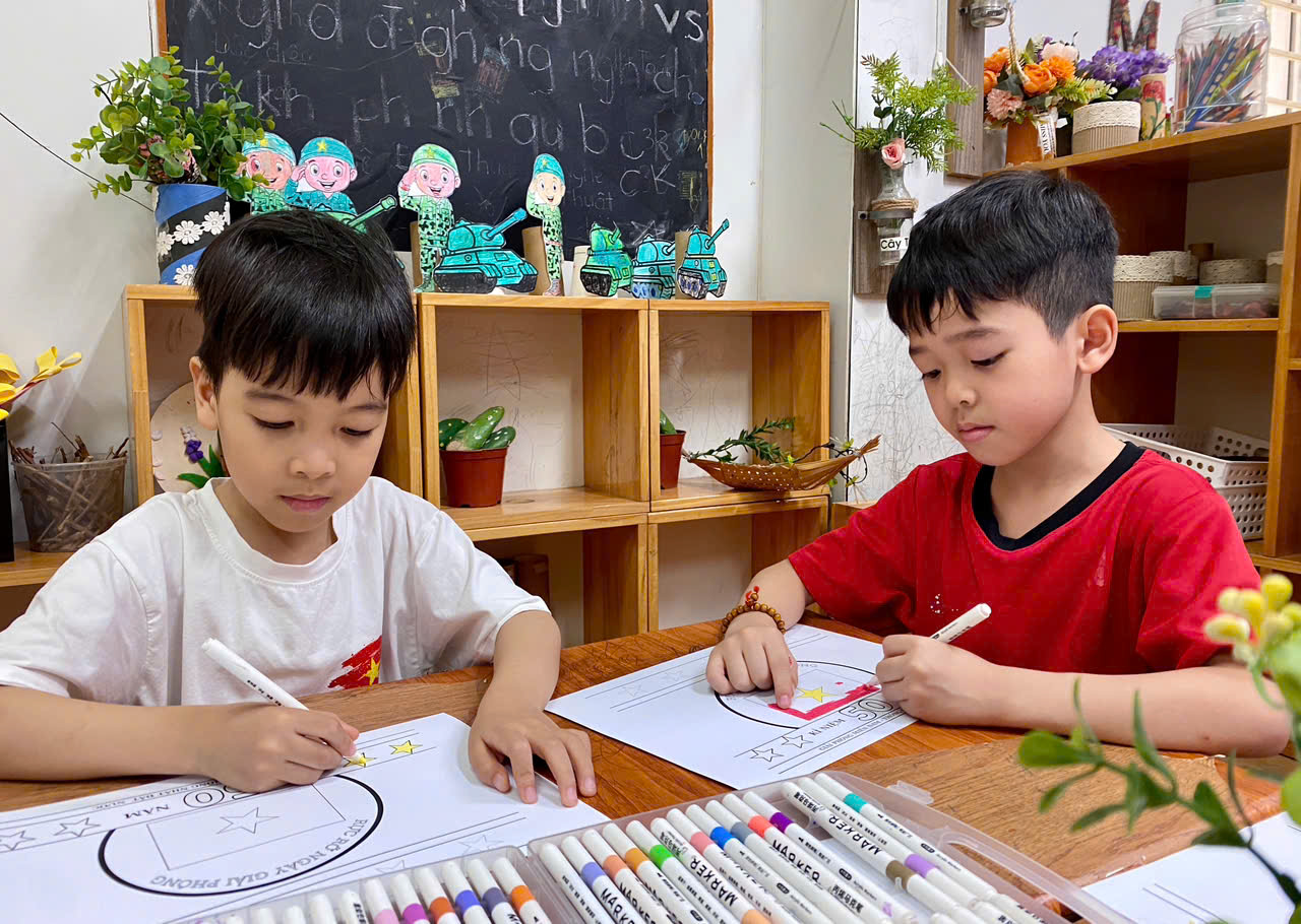 Ảnh có chứa người, trang phục, trong nhà, Tác phẩm nghệ thuật của trẻ con

Mô tả được tạo tự động