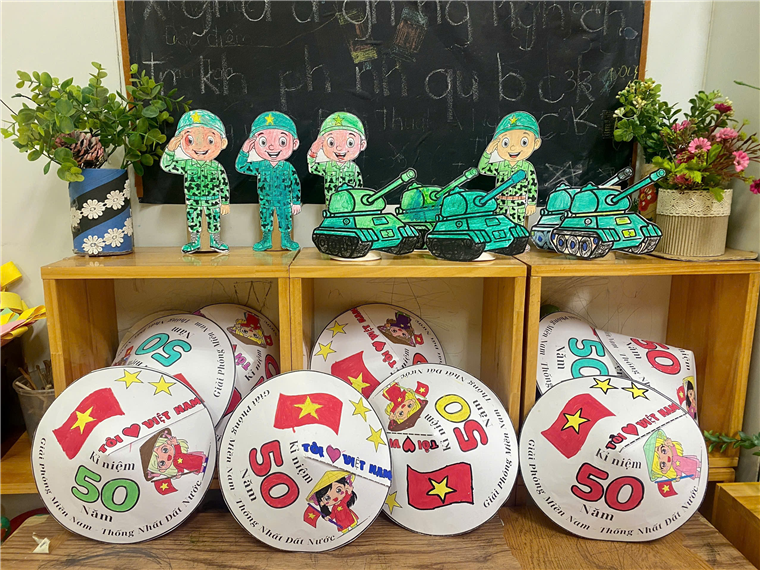 Ảnh có chứa văn bản, trong nhà, hoa, Thiết kế hoa cỏ

Mô tả được tạo tự động